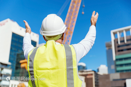 建筑工地的工程师建设者建筑工程师施工场景穿着安全背心